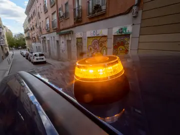 Obligatoriedad de la baliza V16 a partir del 1 de enero de 2026 Baliza V16 de emergencia para vehículos, a 21 de noviembre de 2025, en Madrid (España). La baliza V16 conectada será obligatoria a partir del 1 de enero de 2026 para señalizar averías o situaciones de emergencia en carretera, en sustitución de los triángulos de emergencia tradicionales. Este dispositivo debe guardarse en la guantera y, en caso de necesidad, el conductor puede activarlo y colocarlo en el punto más alto y visible del vehículo sin salir de este, aumentando así la seguridad. 22 ...