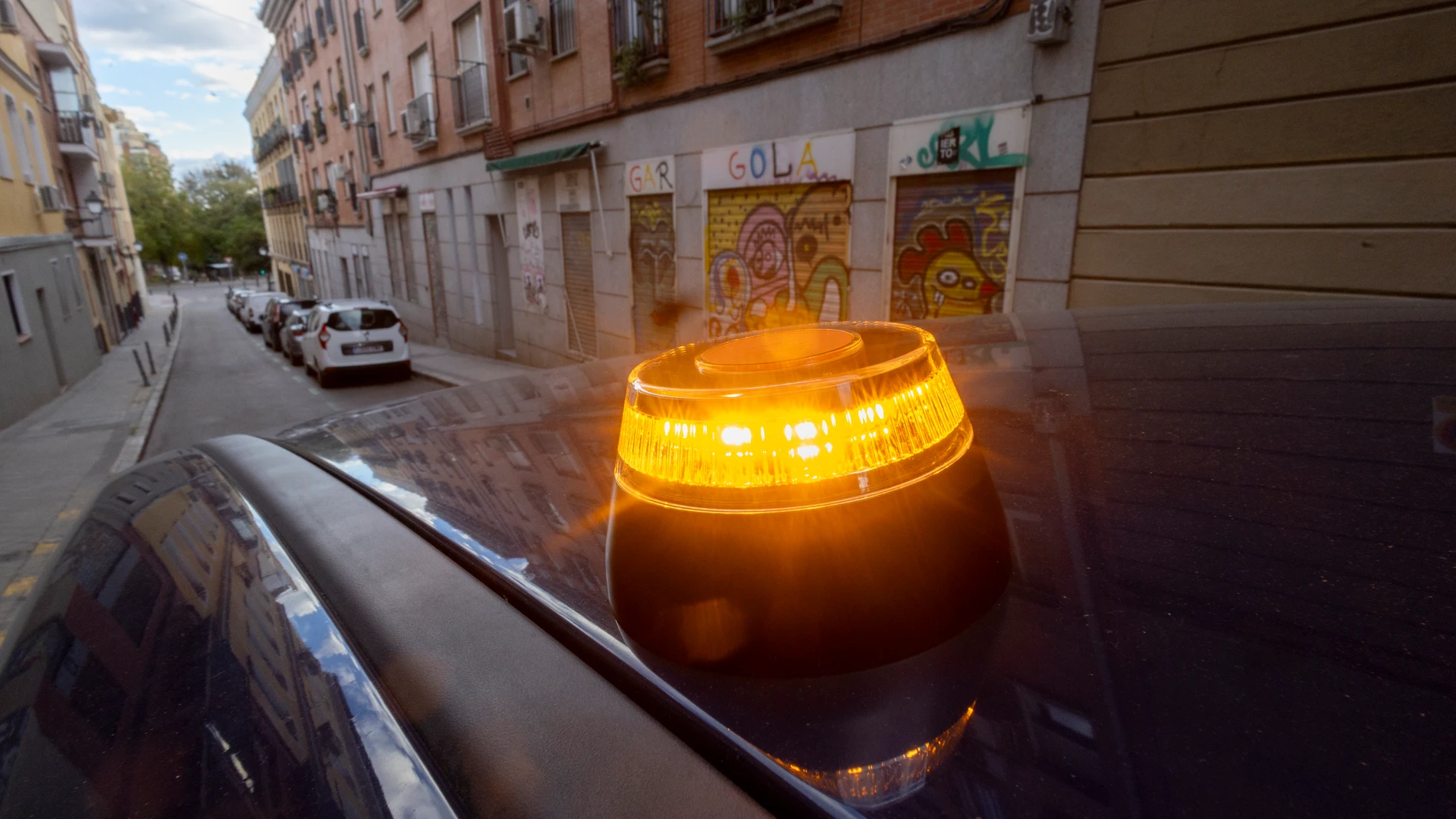 Baliza V16 de emergencia para vehículos, a 21 de noviembre de 2025, en Madrid (España). La baliza V16 conectada será obligatoria a partir del 1 de enero de 2026 para señalizar averías o situaciones de emergencia en carretera, en sustitución de los triángulos de emergencia tradicionales. Este dispositivo debe guardarse en la guantera y, en caso de necesidad, el conductor puede activarlo y colocarlo en el punto más alto y visible del vehículo sin salir de este, aumentando así la seguridad. 22 ...