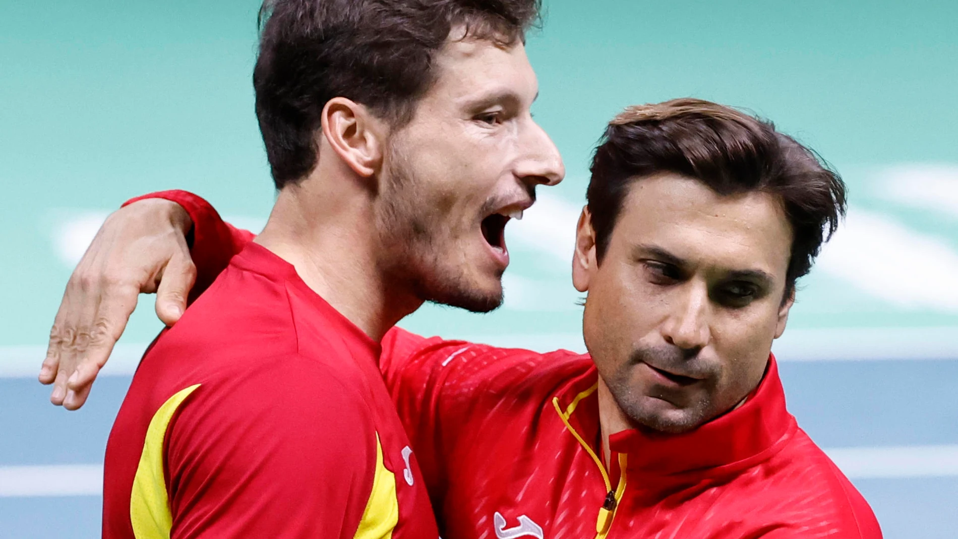 BOLOGNA (Italy), 22/11/2025.- Spanish player Pablo Carreno Busta celebrates with David Ferrer the victory in his singles tennis match against German tennis player Jan-Lennard Struff during the semi final of the Davis Cup 2025 Final 8 at Fiere Exhibition Centre in Bologna Italy, 22 November 2025. (Tenis, Italia) EFE/EPA/SERENA CAMPANINI
