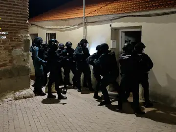 Sucesos.- Desarticulado el grupo violento juvenil 'AB7' vinculado a los Trinitarios en Toledo Desarticulado el grupo violento juvenil 'AB7' vinculado a los Trinitarios en Toledo REMITIDA / HANDOUT por Guardia Civil Fotografía remitida a medios de comunicación exclusivamente para ilustrar la noticia a la que hace referencia la imagen, y citando la procedencia de la imagen en la firma 22/11/2025