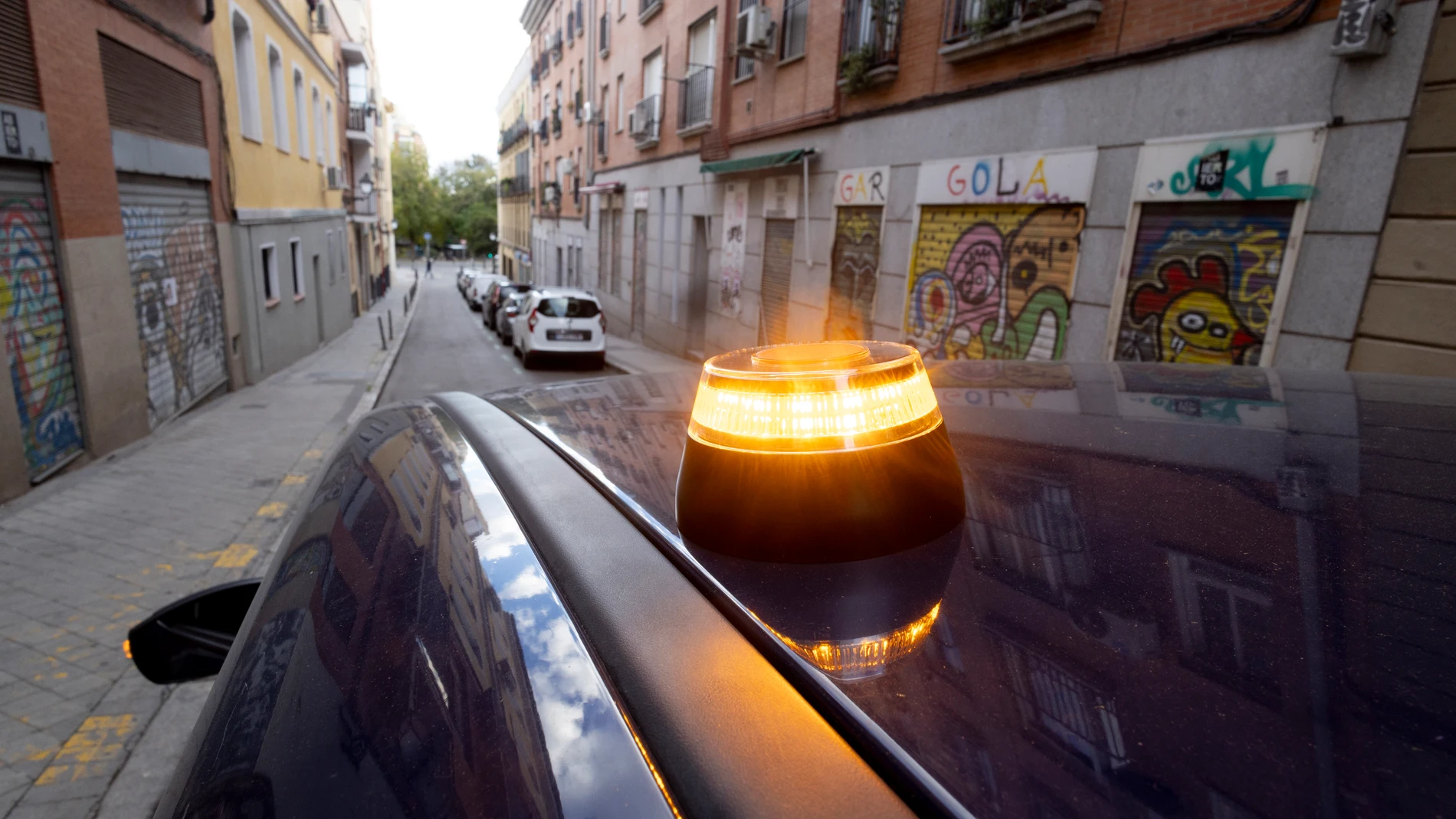 Baliza V16 de emergencia para vehículos, a 21 de noviembre de 2025, en Madrid (España). La baliza V16 conectada será obligatoria a partir del 1 de enero de 2026 para señalizar averías o situaciones de emergencia en carretera, en sustitución de los triángulos de emergencia tradicionales. Este dispositivo debe guardarse en la guantera y, en caso de necesidad, el conductor puede activarlo y colocarlo en el punto más alto y visible del vehículo sin salir de este, aumentando así la seguridad. 22 ...