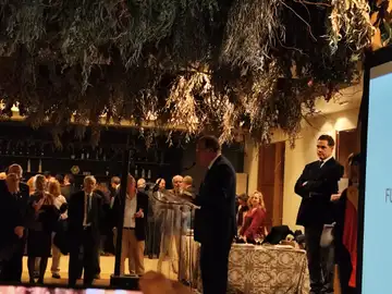 Los presidentes ejecutivo y de honor, Juan Chicharro (en el atril) y Luis Alfonso de Borbón, durante el evento Los presidentes ejecutivo y de honor, Juan Chicharro (en el atril) y Luis Alfonso de Borbón, durante el evento