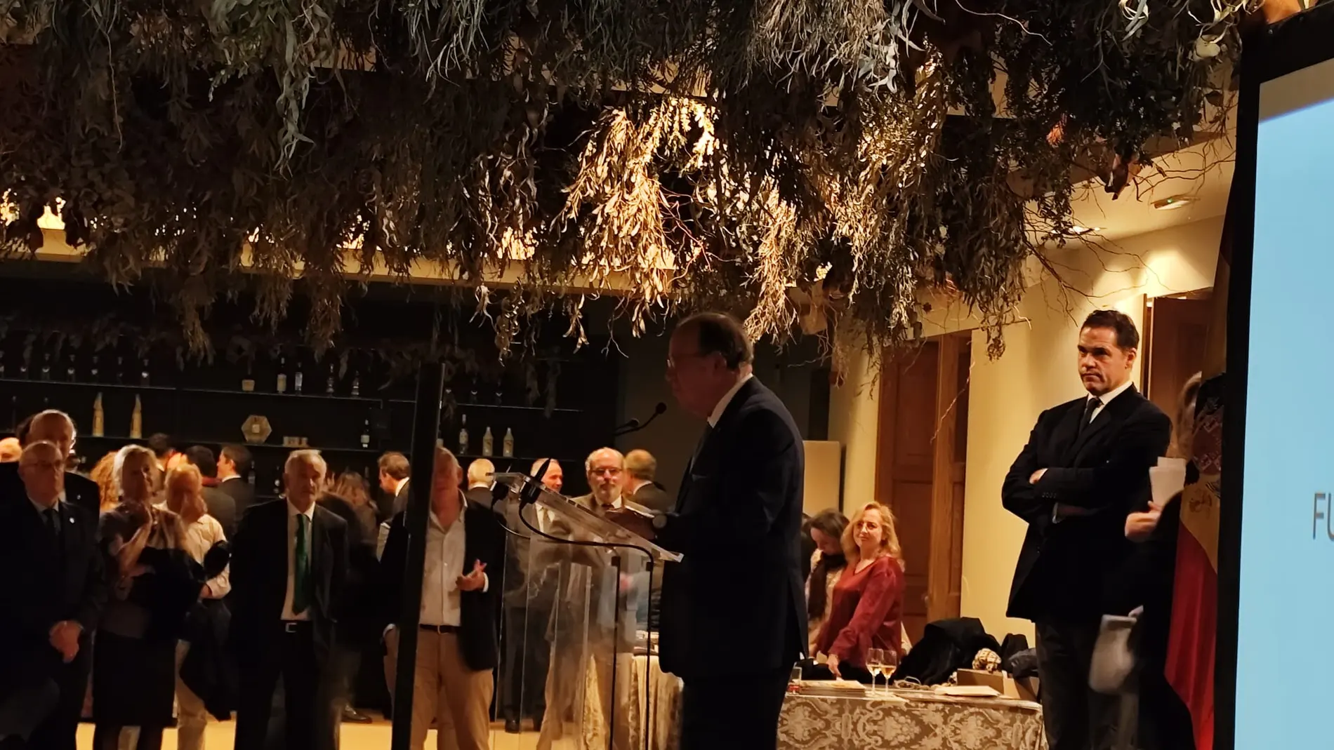 Los presidentes ejecutivo y de honor, Juan Chicharro (en el atril) y Luis Alfonso de Borbón, durante el evento