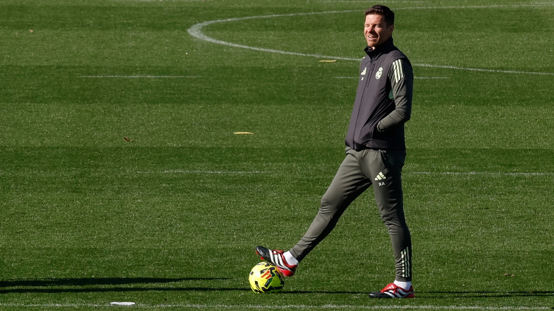 MADRID, 22/11/2025.- El entrenador del Real Madrid, Xabi Alonso, durante el entrenamiento realizado este sábado en la Ciudad Deportiva de Valdebebas para preparar el partido de Liga de mañana frente al Elche. EFE/J.J. Guillén