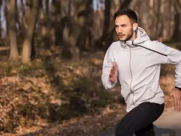 Tres cortavientos que están arrasando este invierno: ligeros, impermeables y perfectos para sobrevivir a la ola de frío Tres cortavientos que están arrasando este invierno