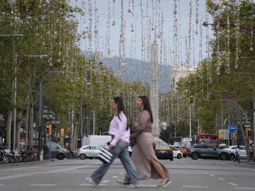 Una persona pasa por el Paseo de Gracia, con las luces de Navidad recién colocadas, en una imagen de archivo