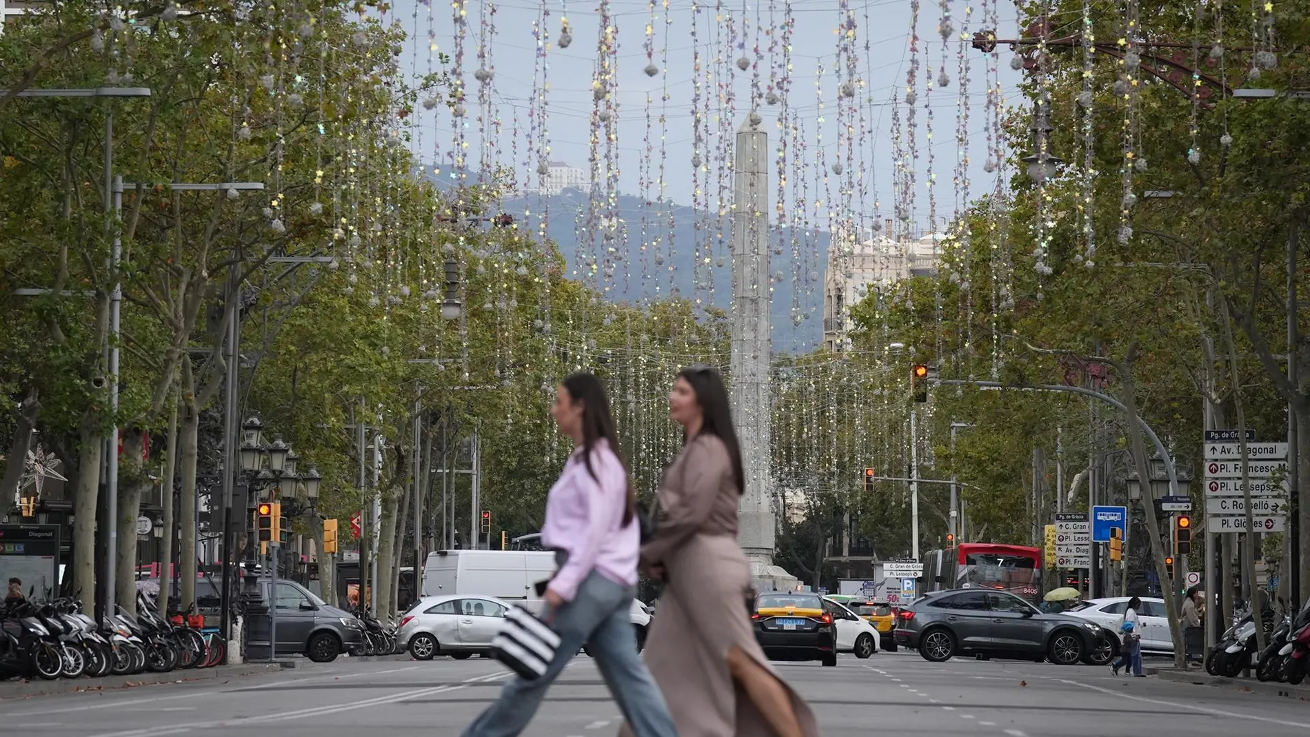 Una persona pasa por el Paseo de Gracia, con las luces de Navidad recién colocadas, en una imagen de archivo