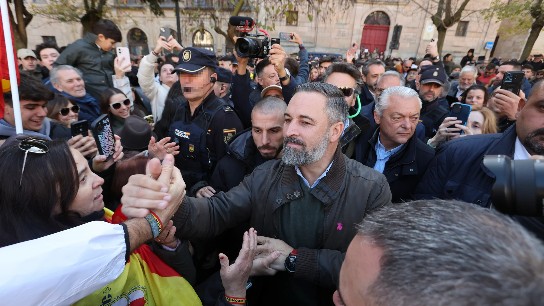 SALAMANCA (ESPAÑA), 22/11/2025.- El presidente nacional de Vox, Santiago Abascal (c) ha prometido este sábado en Salamanca, durante un acto político, que sacará del poder al presidente del Gobierno de España, Pedro Sánchez, así como a su equipo, y que los sentará en el banquillo para que acaben en la cárcel. EFE/JM García