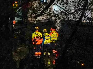Los servicios sanitarios visitan la mina de Cangas del Narcea CANGAS DEL NARCEA (ASTURIAS), 21/11/2025.- La mina de Cangas del Narcea en la que este viernes han fallecido dos trabajadores a causa de un desprendimiento de materiales ha sido inspeccionada en varias ocasiones, la última de ellas ayer, jueves, según ha informado el consejero de Ciencia, Industria y Empleo, Borja Sánchez. EFE/Paco Paredes