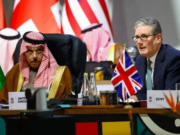 G20 Leaders' Summit in South Africa Johannesburg (South Africa), 22/11/2025.- Saudi Arabia's Foreign Minister Faisal bin Farhan Al Saud (L) and British Prime Minister Keir Starmer attend a plenary session on the opening day of the G20 Leaders' Summit at the Nasrec Expo Centre in Johannesburg, South Africa, 22 November 2025. World leaders are gathering in South Africa, the host of this year's G20 Leaders' Summit on 22 and 23 November 2025, to discuss the global economy, development and financing. (Arabia Saudita, Sudáfrica, Joha...