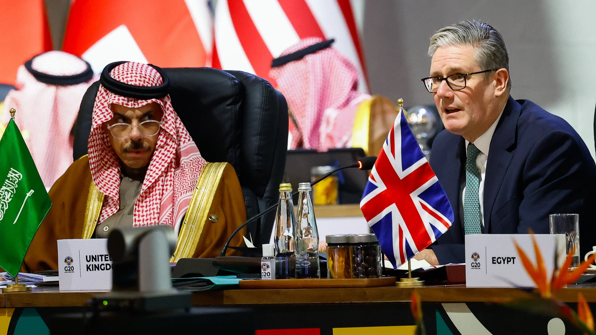 Johannesburg (South Africa), 22/11/2025.- Saudi Arabia's Foreign Minister Faisal bin Farhan Al Saud (L) and British Prime Minister Keir Starmer attend a plenary session on the opening day of the G20 Leaders' Summit at the Nasrec Expo Centre in Johannesburg, South Africa, 22 November 2025. World leaders are gathering in South Africa, the host of this year's G20 Leaders' Summit on 22 and 23 November 2025, to discuss the global economy, development and financing. (Arabia Saudita, Sudáfrica, Joha...