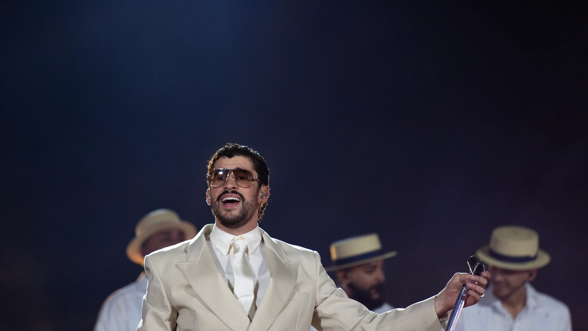 AME1192. SANTO DOMINGO (REPÚBLICA DOMINICANA), 21/11/2025.- El cantante puertorriqueño Bad Bunny se presenta durante un concierto como parte de su gira mundial ‘DeBÍ TiRAR MáS FOToS World Tour’ este viernes, en el estadio Olímpico Félix Sánchez, en Santo Domingo (República Dominicana). EFE/ Orlando Barría