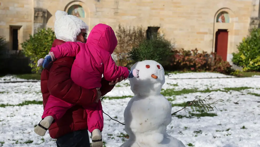 Familias disfrutan de la nieve en el alto de Urkiola en Bizkaia