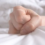 Dormir con el puño cerrado, en parte por comodidad, es más común de lo que pensamos, según los expertos