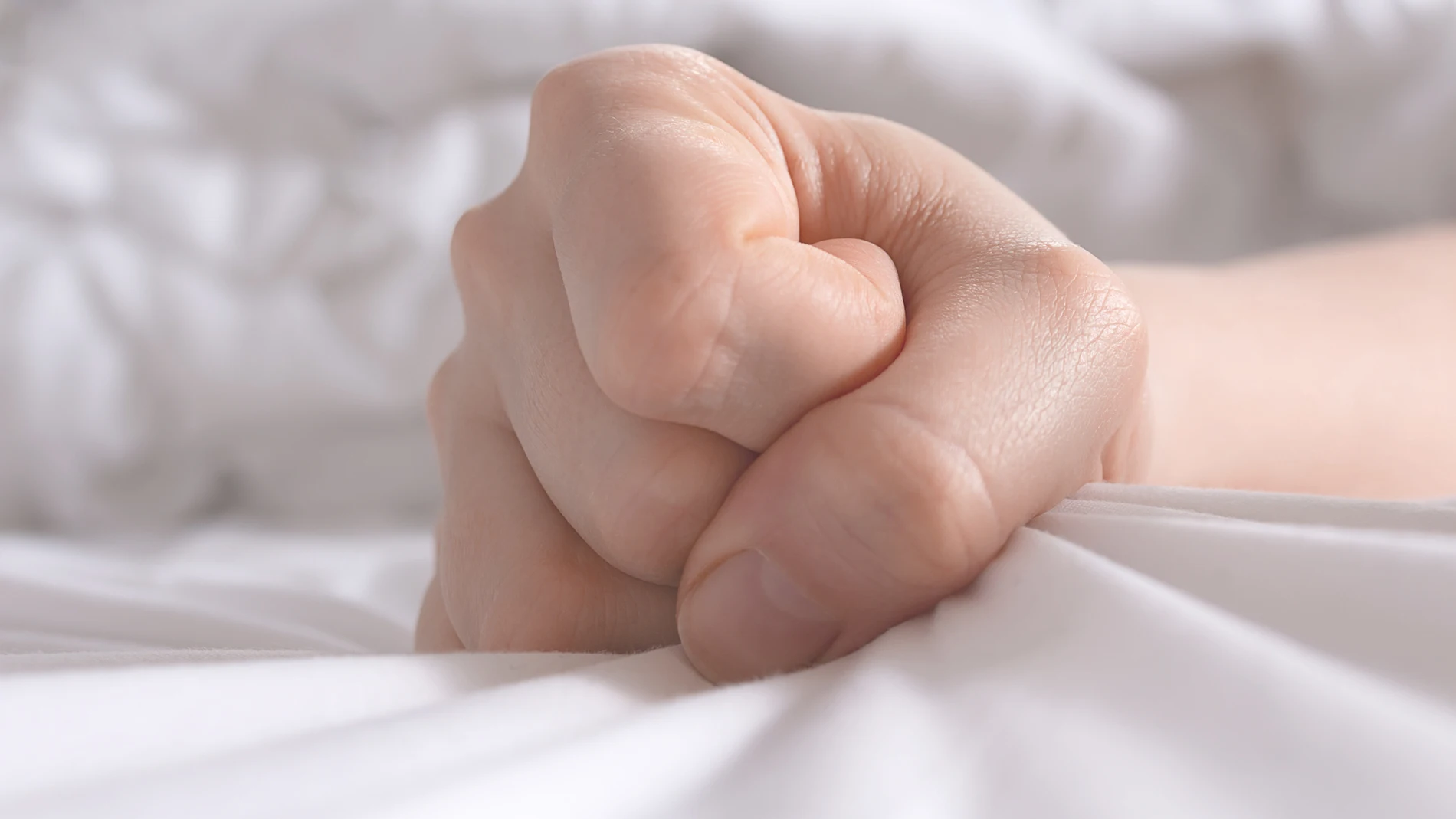 Dormir con el puño cerrado, en parte por comodidad, es más común de lo que pensamos, según los expertos
