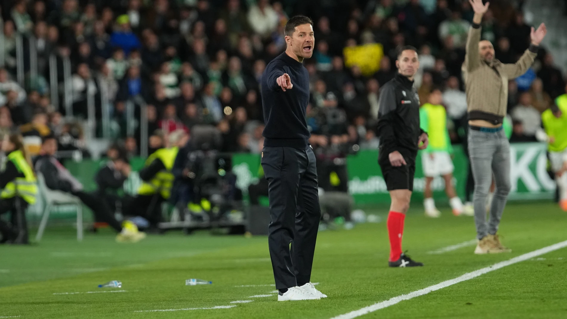 Real Madrid's head coach Xabi Alonso, centre and Elche's head coach Eder Sarabia, right, gesture during the Spanish La Liga soccer match between Elche and Real Madrid in Elche, Spain, Sunday, Nov. 23, 2025. (AP Photo/Alberto Saiz)
