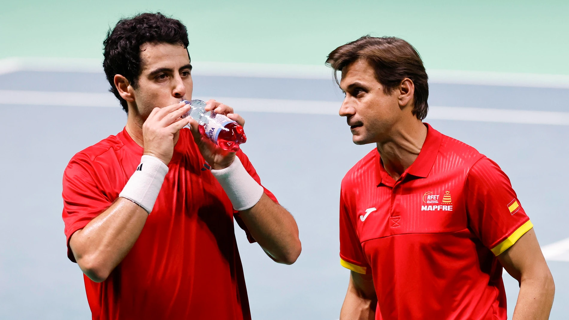 BOLOGNA (Italy), 23/11/2025.- Spain's Jaume Munar (L) speaks with David Ferrer during their men's singles tennis match against Italy's player Flavio Cobolli in the finals of Davis Cup 2025 Final 8 at Fiere Exhibition Centre in Bologna, Italy, 23 November 2025. (Tenis, Italia, España) EFE/EPA/ELISABETTA BARACCHI