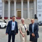 Miembros de ABTE tras registrar la ILP en el Congreso