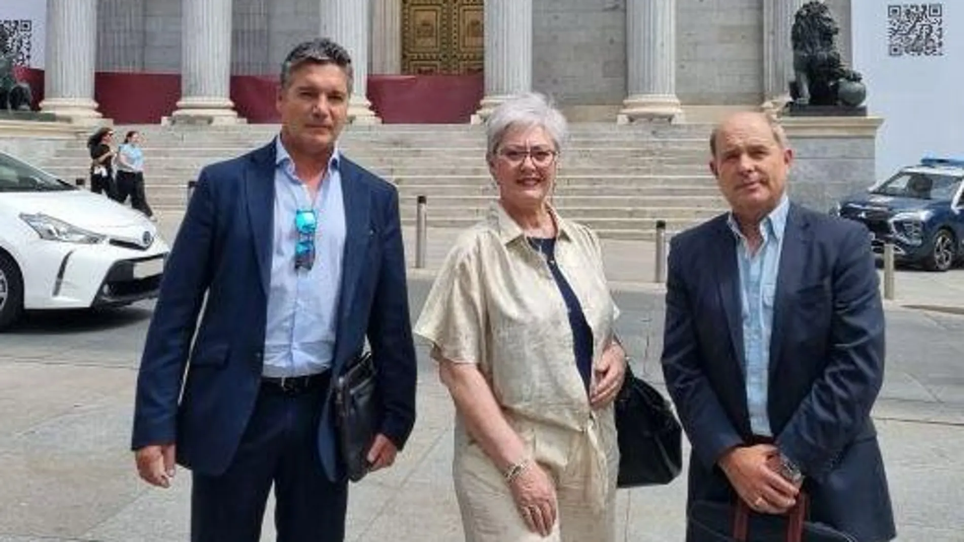 Miembros de ABTE tras registrar la ILP en el Congreso