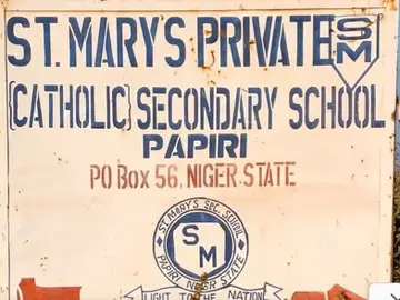 Cartel anunciador de la escuela católica de Nigeria donde se han producido los secuestros Cartel anunciador de la escuela católica de Nigeria donde se han producido los secuestros