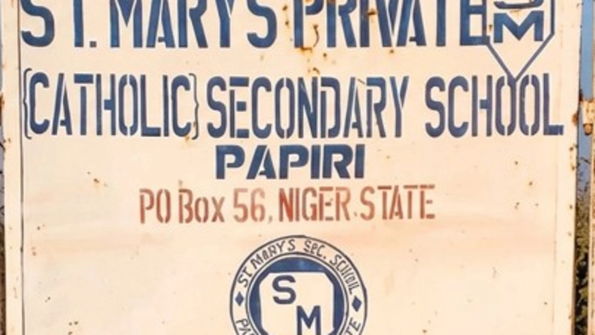 Cartel anunciador de la escuela católica de Nigeria donde se han producido los secuestros