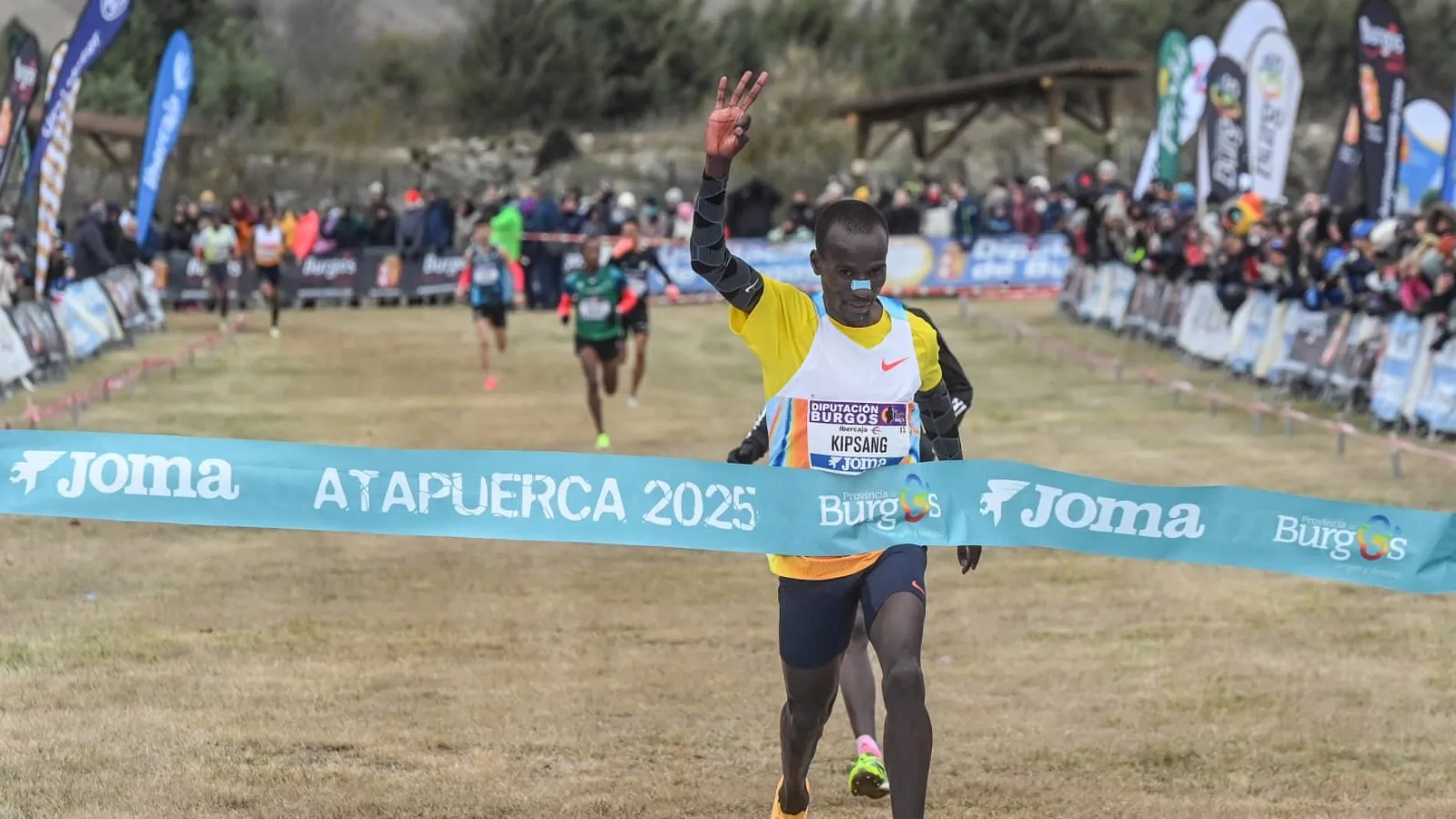 Mathew Kipchumba Kipsang vence en la prueba masculina