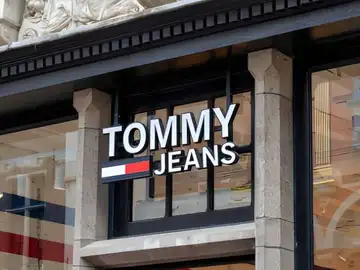 El jersey con cremallera de Tommy Jeans que hombres de todas las edades están eligiendo Tommy Jeans