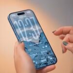 Usuario utilizando un iPhone 17