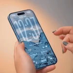 Usuario utilizando un iPhone 17