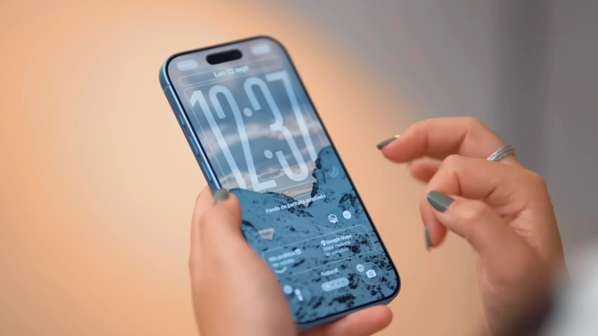 Usuario utilizando un iPhone 17