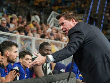 Xavi Pascual da instrucciones al banquillo del Barcelona