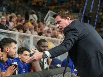 Xavi Pascual da instrucciones al banquillo del Barcelona Xavi Pascual da instrucciones al banquillo del Barcelona