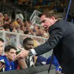 Xavi Pascual da instrucciones al banquillo del Barcelona