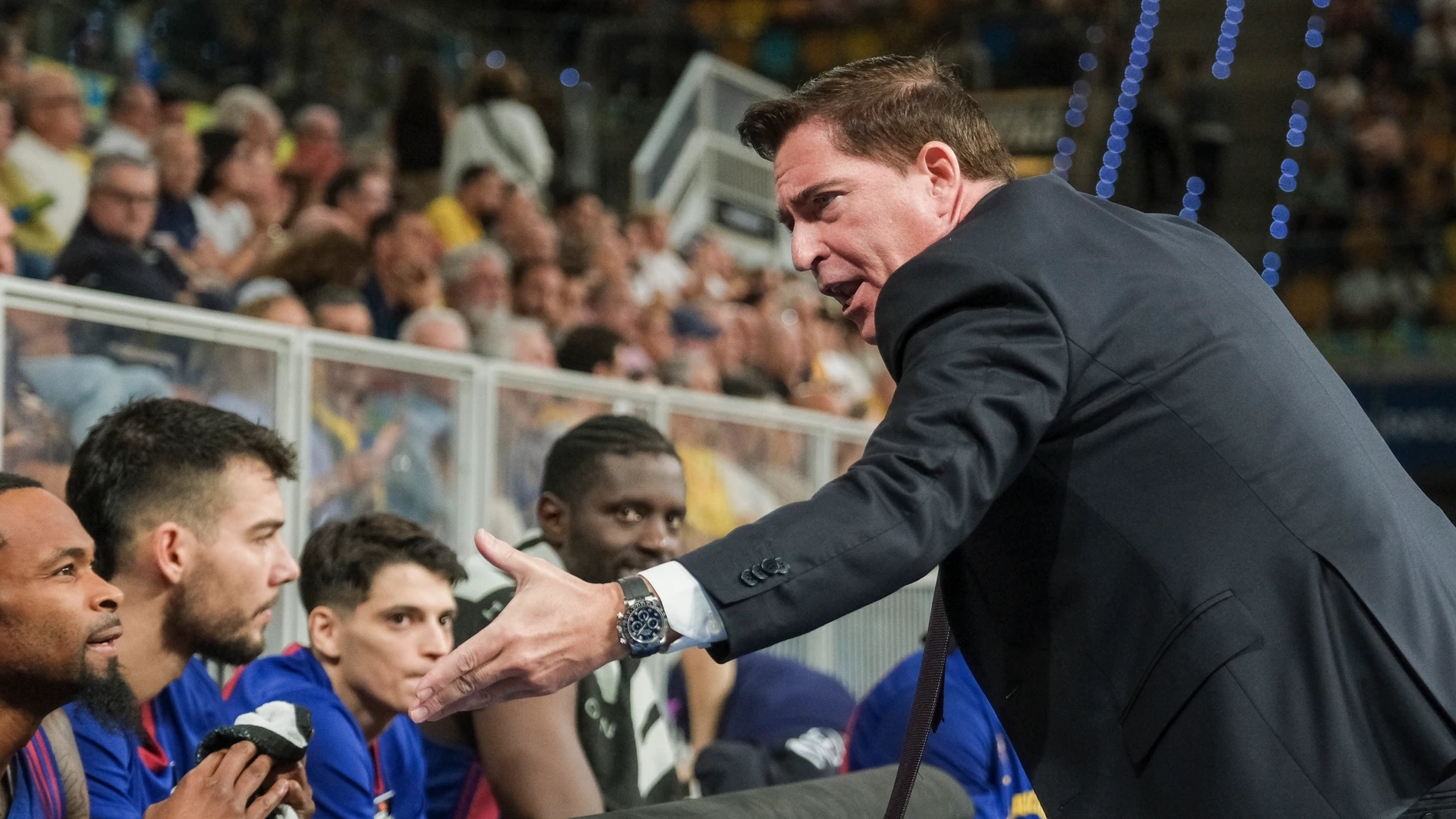 Xavi Pascual da instrucciones al banquillo del Barcelona