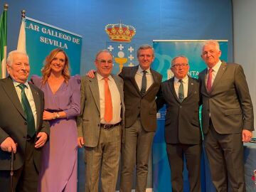 Entrega de galardones al presidente de Galicia y a los socios del Lar Gallego