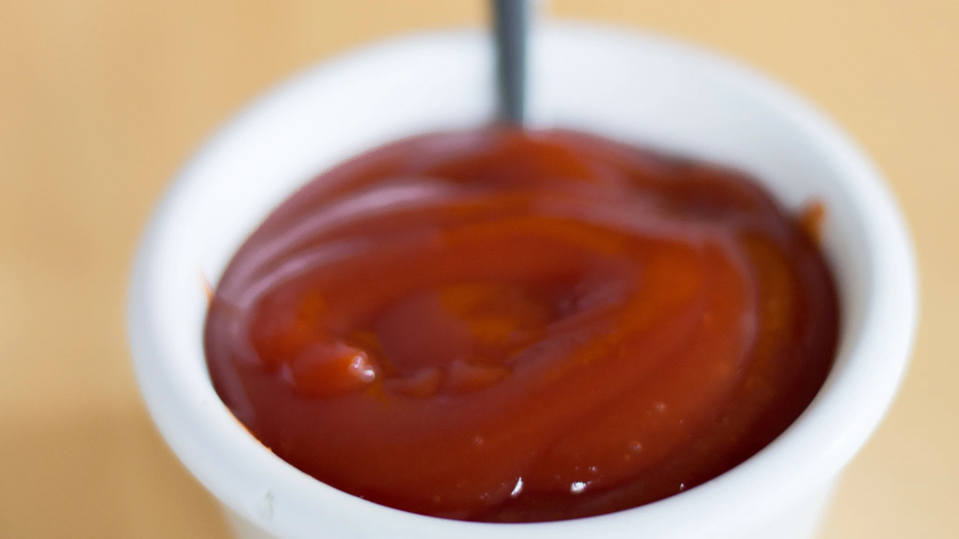En la nevera o en la despensa: un experto resuelve el eterno debate sobre dónde guardar el ketchup
