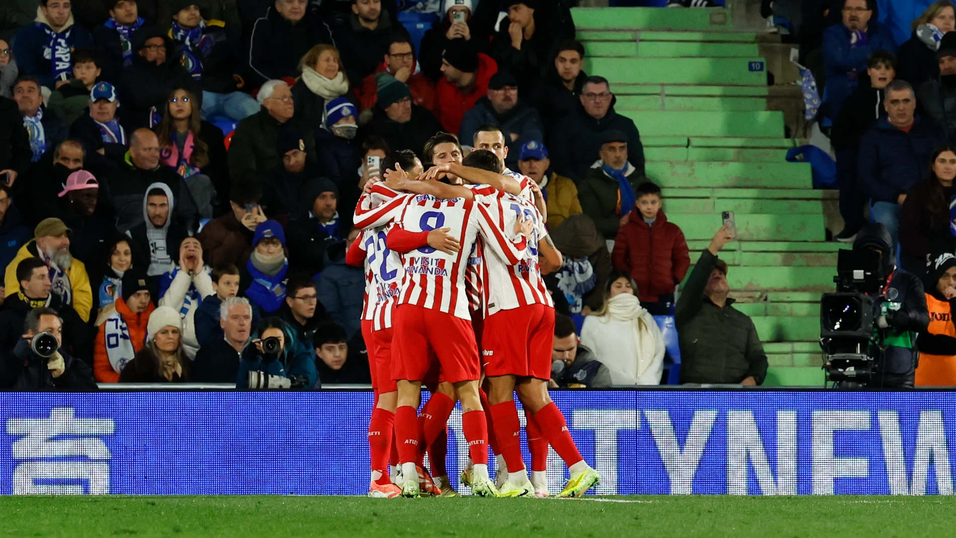 GETAFE (MADRID), 23/11/2025.- Los jugadores del Atlético de Madrid celebran su primer gol en el partido de LaLiga entre el Getafe y el Atlético de Madrid, este domingo en el Coliseo. EFE/ JJ Guillén