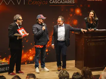 El Tenor Zapata junto al Mago Moré y Santiago Segura, a su lado Beatriz Ordovas de Christie´s en la subasta El Tenor Zapata junto al Mago Moré y Santiago Segura, a su lado Beatriz Ordovas de Christie´s en la subasta