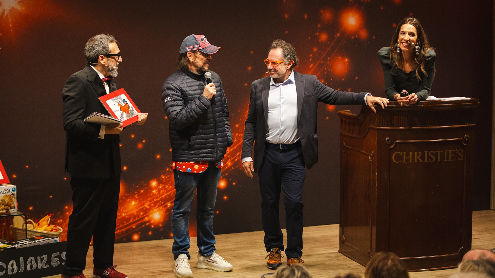 El Tenor Zapata junto al Mago Moré y Santiago Segura, a su lado Beatriz Ordovas de Christie´s en la subasta