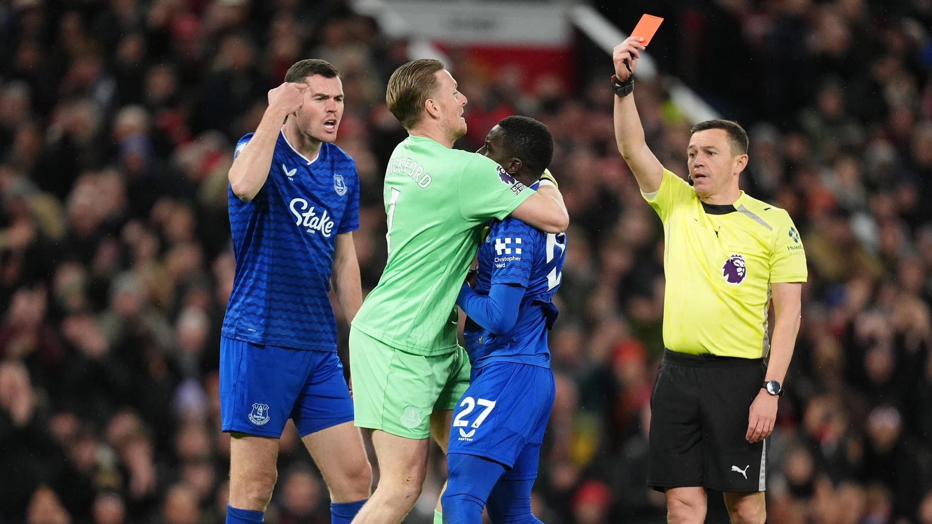 24 November 2025, United Kingdom, Manchester: Everton's Idrissa Gueye is held back by Jordan Pickford after a confrontation with team mate Michael Keane, leading to a red card during the English Premier League soccer match between Manchester United and Everton at Old Trafford. Photo: Martin Rickett/PA Wire/dpa24/11/2025 ONLY FOR USE IN SPAIN