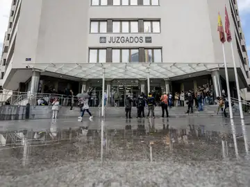 Absuelta una comerciante acusada por Chanel y Gucci de vender falsificaciones en Usera Absuelta una comerciante acusada por Chanel y Gucci de vender falsificaciones en Usera