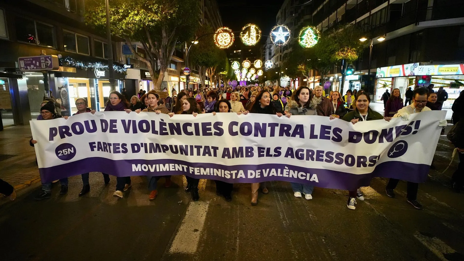 AMP.- 25N.- Una marcha multitudinaria pide en València el fin de todas las formas de violencia contra las mujeres