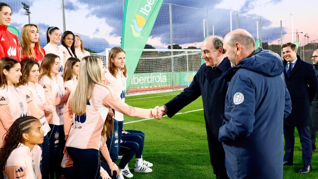 Ignacio Galán saluda a Olga Carmona durante la visita a la concentración de la selección femenina Ignacio Galán saluda a Olga Carmona durante la visita a la concentración de la selección femenina