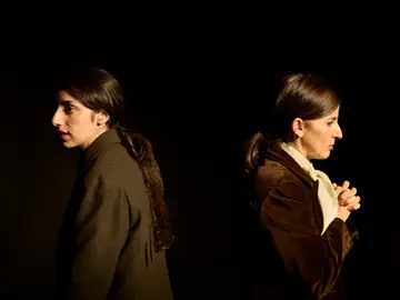 Rebeca Hernando y Ainara Orgaz, en 'Duermen bajo las aguas' Rebeca Hernando y Ainara Orgaz, en 'Duermen bajo las aguas'