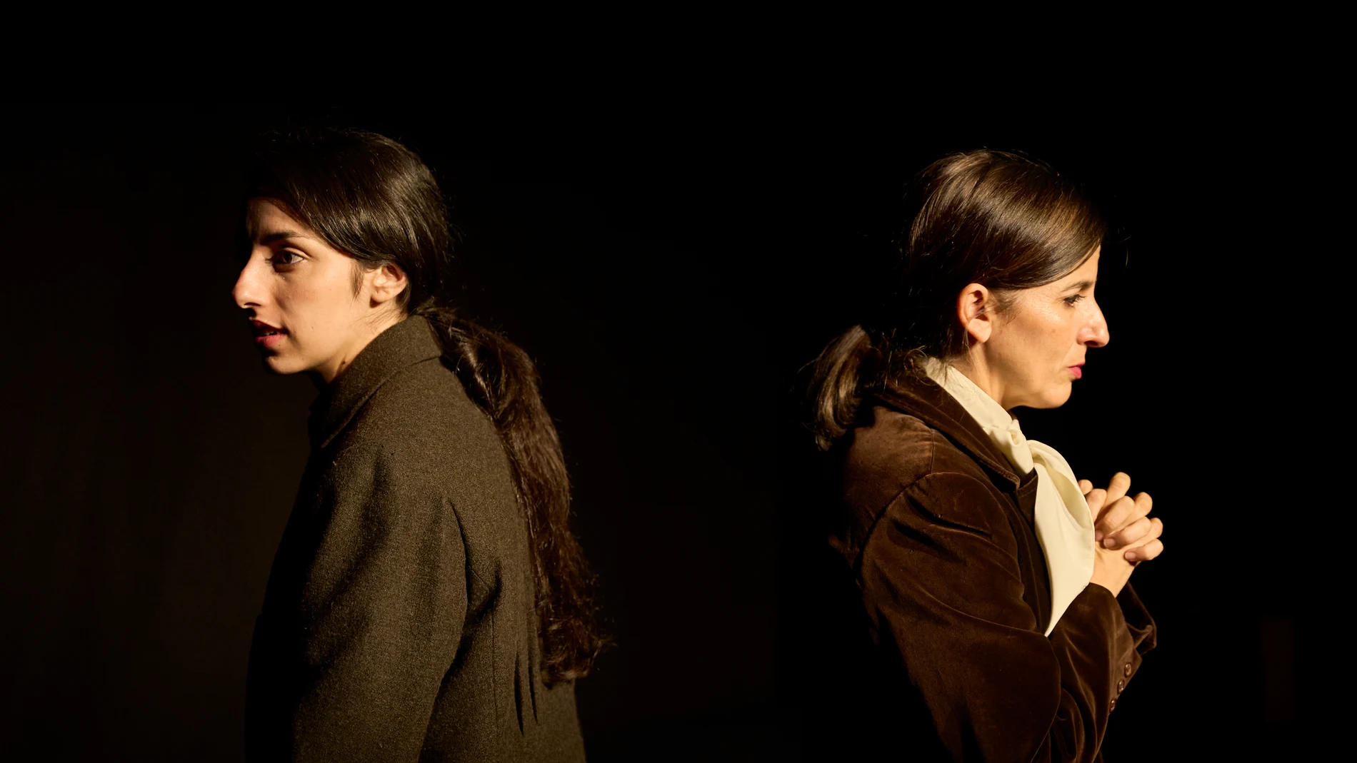 Rebeca Hernando y Ainara Orgaz, en 'Duermen bajo las aguas'