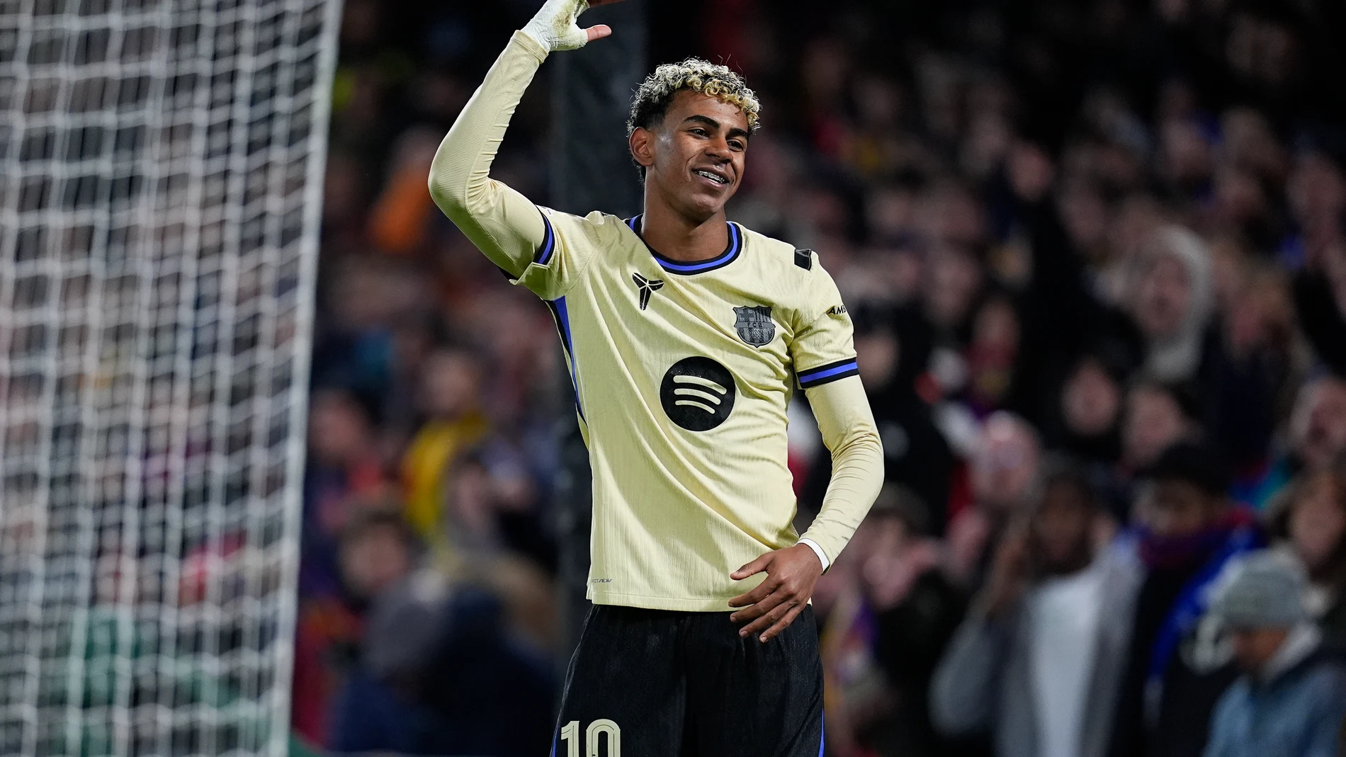 Lamine Yamal of FC Barcelona protests during the UEFA Champions League 2025/26 League Phase MD5 match between Chelsea FC and FC Barcelona at Stamford Bridge on November 25, 2025, in London, England. AFP7 25/11/2025 ONLY FOR USE IN SPAIN