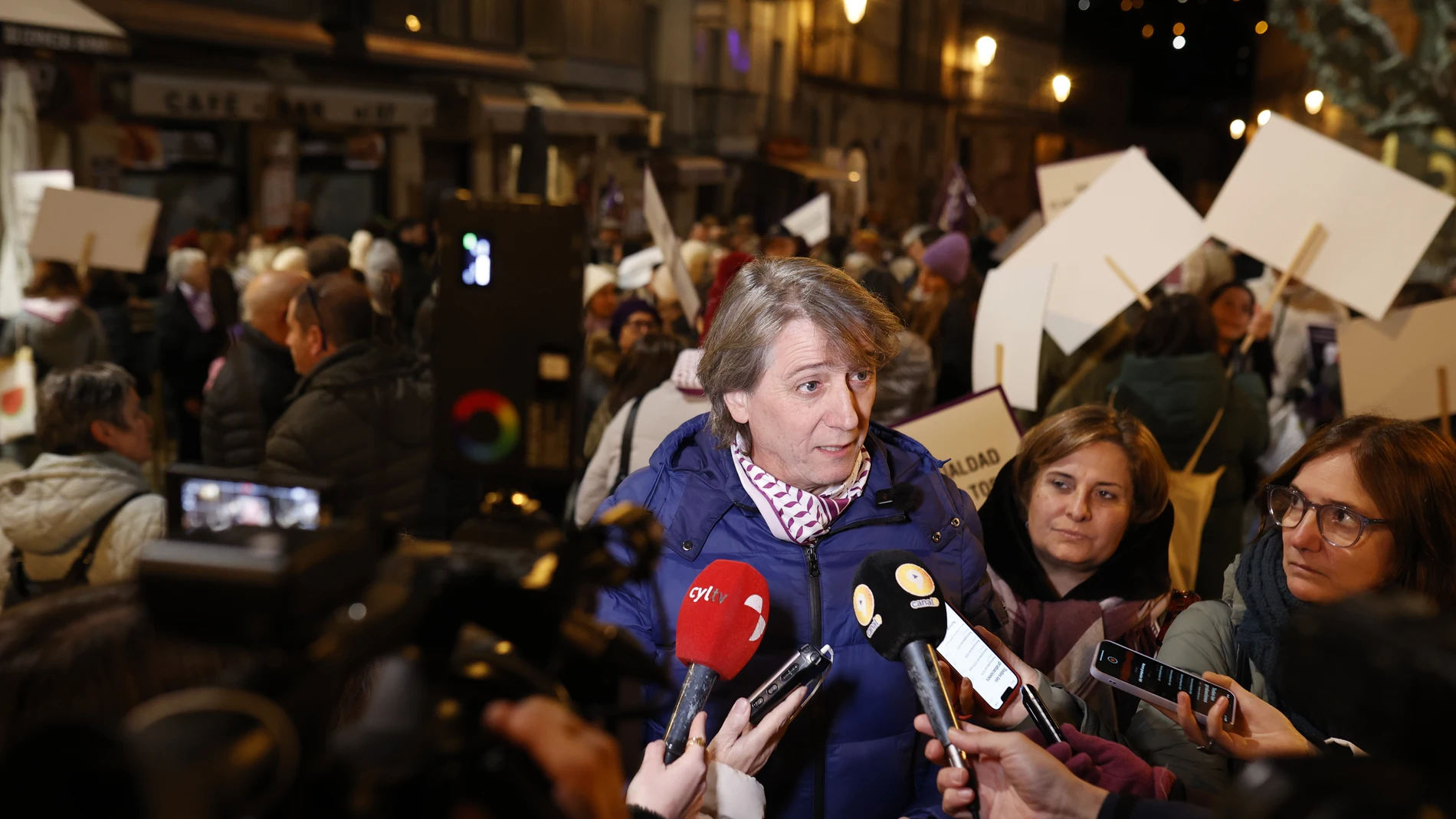 Carlos Martínez atiende a la prensa antes de la manifestación en Soria