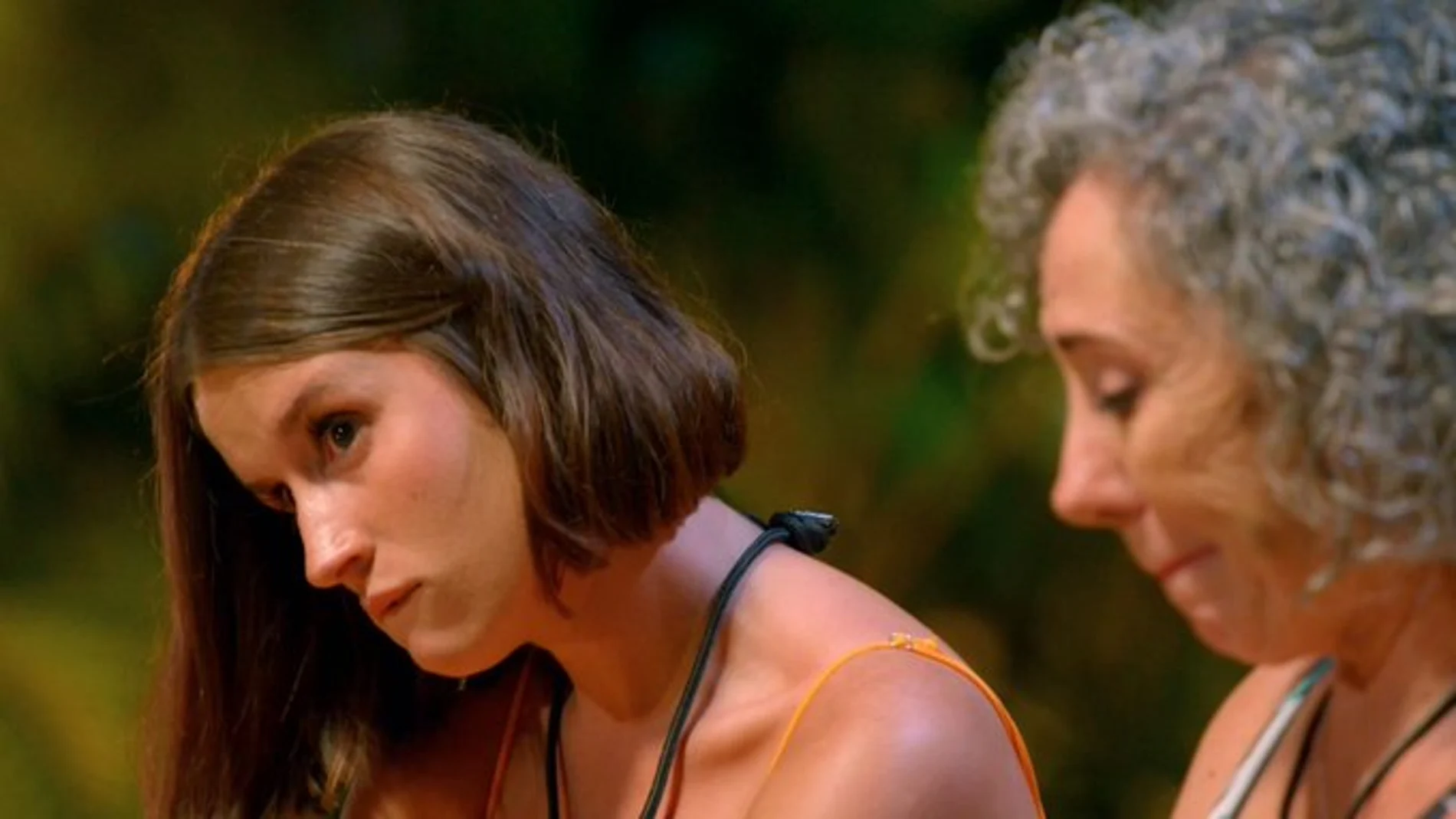 Sandra junto a su suegra Carmen en la hoguera de confrontación de 'La isla de las tentaciones 9'