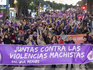 Un millar de personas se manifiestan en Murcia en repulsa a la violencia machista MURCIA, 25/11/2025.- Un millar de personas se han manifestado este martes en Murcia convocadas por la Asamblea Feminista de la Región en repulsa a la violencia machista. EFE/Marcial Guillén