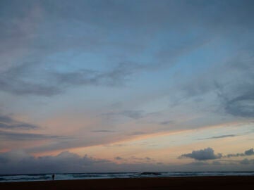 VALDOVI&Ntilde;O (A CORU&Ntilde;A), 25/11/2025.- Cielo ligeramente nubosos sobre la laguna Frouxeira en Valdovi&ntilde;o (A Coru&ntilde;a). Galicia no recuperar&aacute; plenamente este martes la influencia anticicl&oacute;nica, de forma que se esperan intervalos de nubes y claros con chubascos, menos probables cuanto m&aacute;s al sur. EFE/ Kiko Delgado